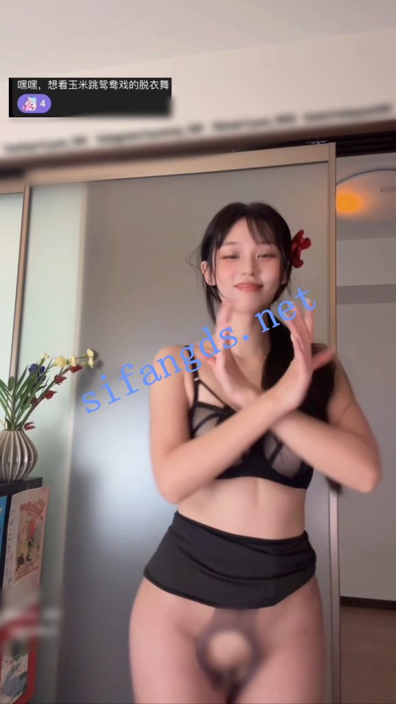 推特裸舞小美女 玉米yum_707 裸舞开档丝 旗袍小烧米鸳鸯戏【2V】【159M】