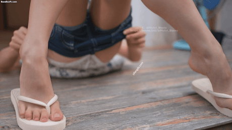 【B站 Yiko湿润兔 咬一口兔娘】8月作品 脱裤 特性镜头 两瓣【324P6V】【7.44G】