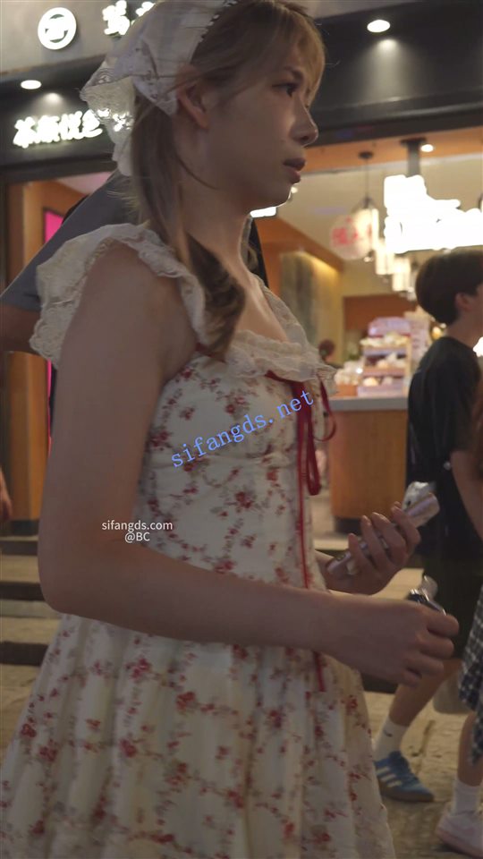 【永久会员专享】(BC-SSS-091)双马尾小姐姐逛街..裙子短的离谱..侧面露半个屁股【1V】【715M】