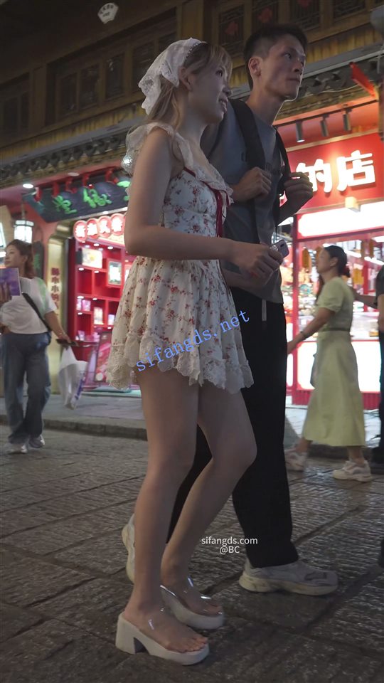 【永久会员专享】(BC-SSS-091)双马尾小姐姐逛街..裙子短的离谱..侧面露半个屁股【1V】【715M】