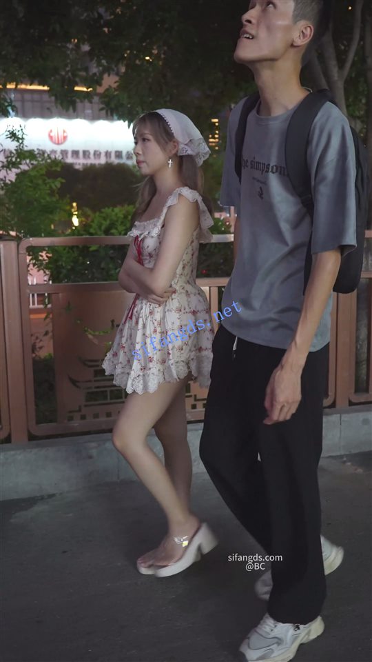 【永久会员专享】(BC-SSS-091)双马尾小姐姐逛街..裙子短的离谱..侧面露半个屁股【1V】【715M】