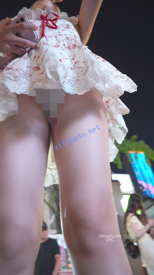 【永久会员专享】(BC-SSS-091)双马尾小姐姐逛街..裙子短的离谱..侧面露半个屁股【1V】【715M】