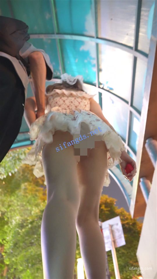 【永久会员专享】(BC-SSS-091)双马尾小姐姐逛街..裙子短的离谱..侧面露半个屁股【1V】【715M】