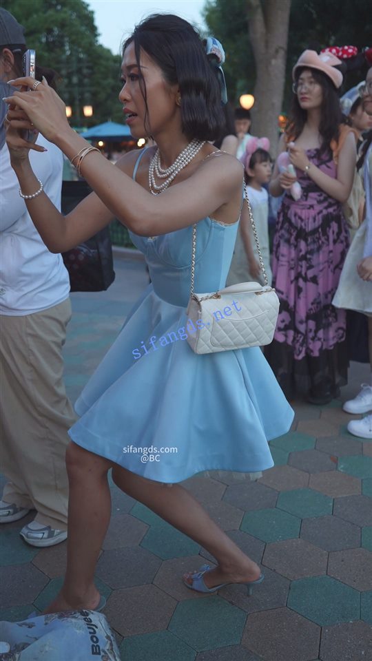 (BC-SSS-090)吊带公主裙姐妹..半蹲拍照被CD..竟然都穿丁字裤【1V】【959M】