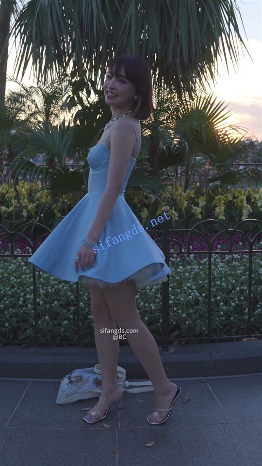 (BC-SSS-090)吊带公主裙姐妹..半蹲拍照被CD..竟然都穿丁字裤【1V】【959M】