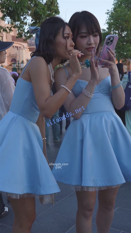 (BC-SSS-090)吊带公主裙姐妹..半蹲拍照被CD..竟然都穿丁字裤【1V】【959M】