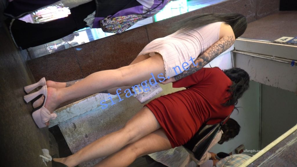 【永久专享】（空城原创）恨天高包臀裙纹身小姐姐，干净白N包裹肥臀【1V】【597M】