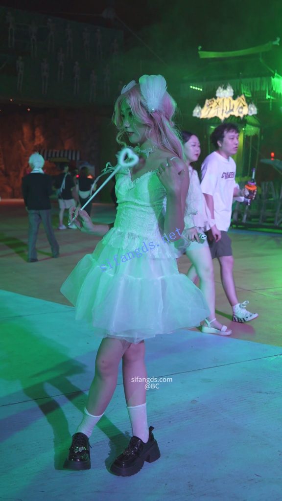 【永久专享】(BC-SSS-092)蕾丝裙美女拍照..趁乱开闪CD..强光照亮粉色内裤【1V】【630M】