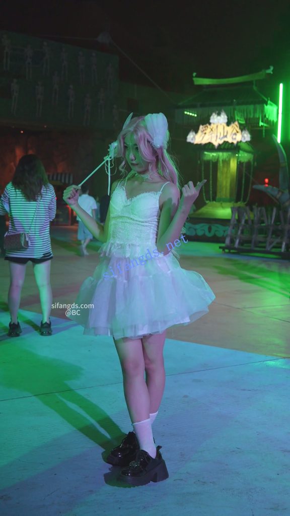 【永久专享】(BC-SSS-092)蕾丝裙美女拍照..趁乱开闪CD..强光照亮粉色内裤【1V】【630M】