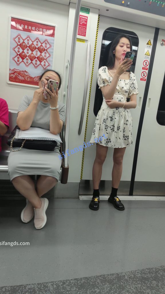 【永久专享】【CSCD】白色印花连衣裙小姐姐等地铁抄底，黑色内带翅膀【1V】【430M】