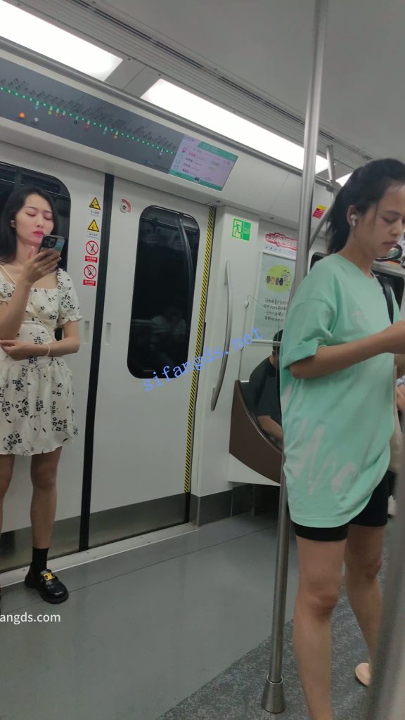 【永久专享】【CSCD】白色印花连衣裙小姐姐等地铁抄底，黑色内带翅膀【1V】【430M】