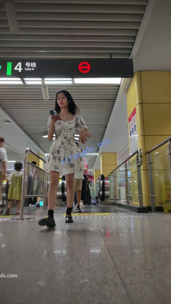 【永久专享】【CSCD】白色印花连衣裙小姐姐等地铁抄底，黑色内带翅膀【1V】【430M】