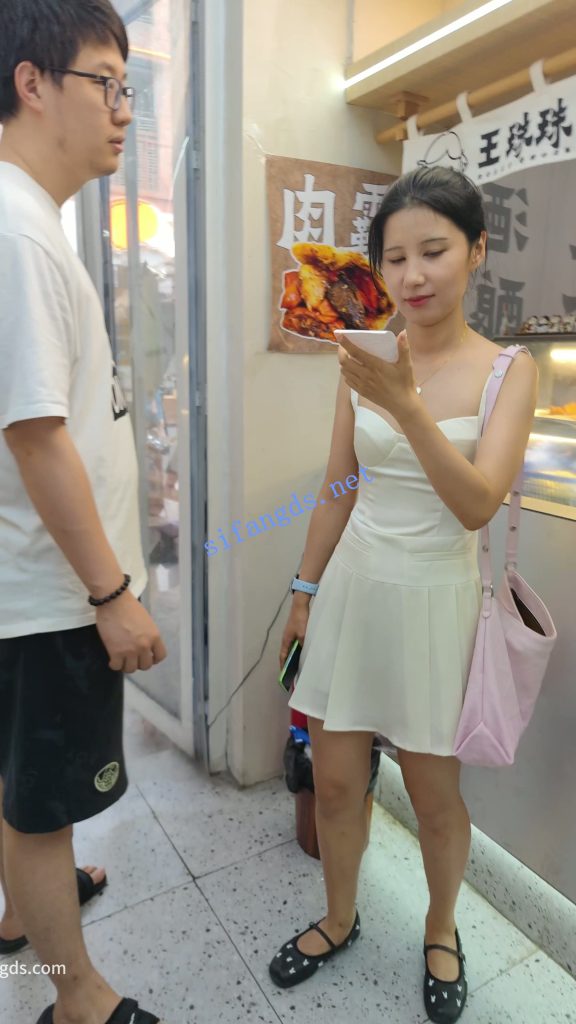 【永久专享】【CSCD】白色连衣裙小姐姐和男朋友逛街，白色内内【1V】【504M】