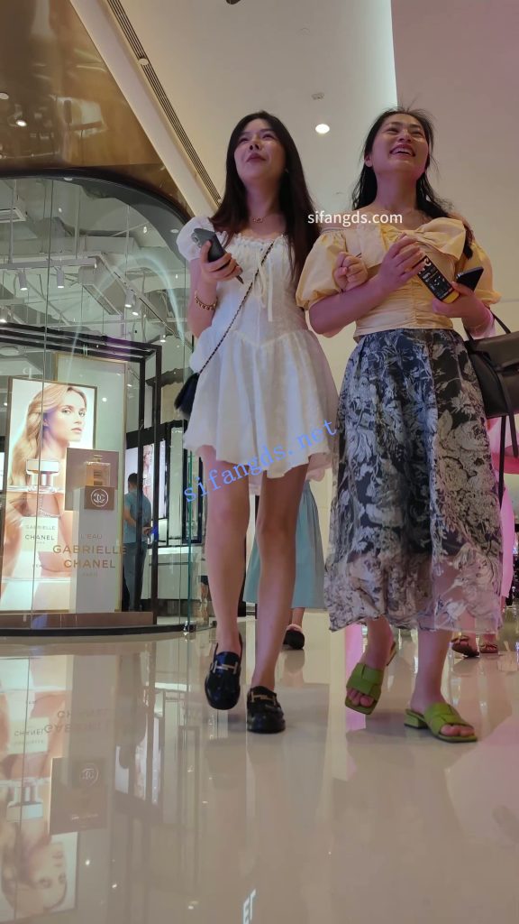 【永久专享】【CSCD】白色连衣裙小姐姐和闺蜜逛街，灰色内内【1V】【445M】