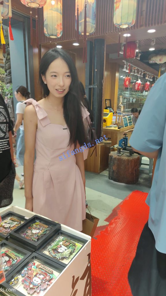 【永久专享】【CSCD】粉色连衣裙小姐姐和家人出来旅游，白色内内【1V】【970M】