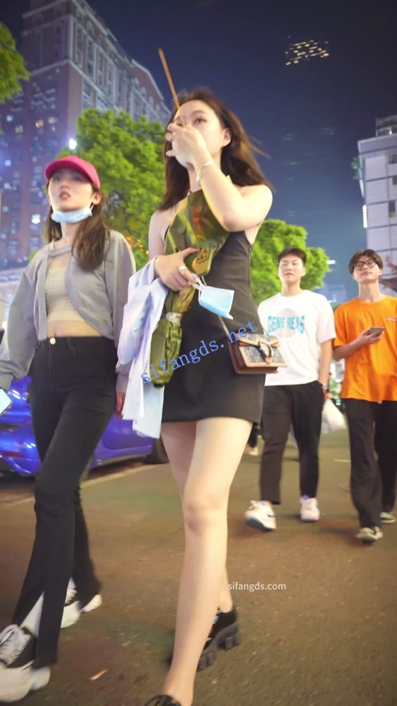 【永久专享】(BC-AA-579)黑色露肩裙靓女..逛街买小吃被前后CD窄内【1V】【776M】