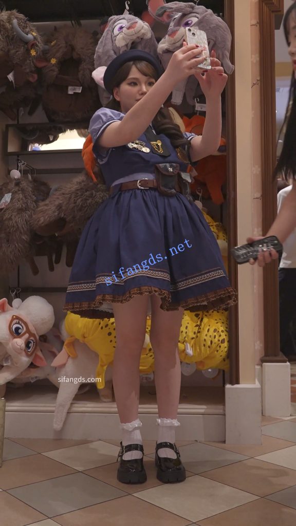 【永久专享】(BC-AA-583)兔耳警官服小姐姐逛街..蹲下自拍直接露内裤【1V】【299M】