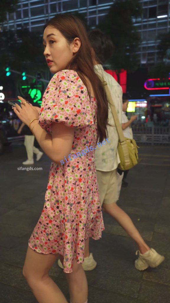 【永久专享】(BC-AA-586)粉色花裙小姐姐逛街..裙子被风吹起..透明爱心内【1V】【372M】