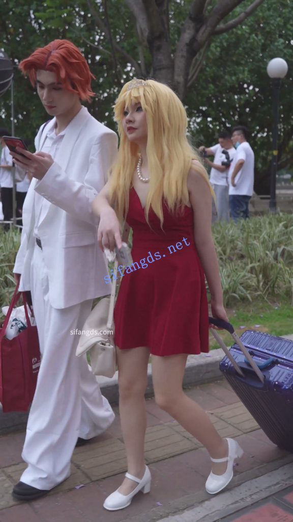 【永久专享】【xxn-312】吊带红裙金发美女..蕾丝边可爱卡通内一路跟拍【1V】【360M】