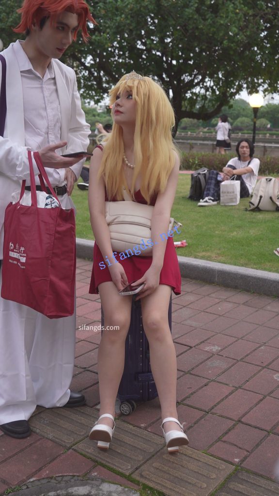 【永久专享】【xxn-312】吊带红裙金发美女..蕾丝边可爱卡通内一路跟拍【1V】【360M】