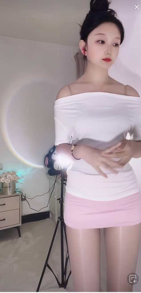 抖音 小熊 清纯翘臀妹子 裸舞 顶胯顶臀 插B自慰等【13V】【489M】