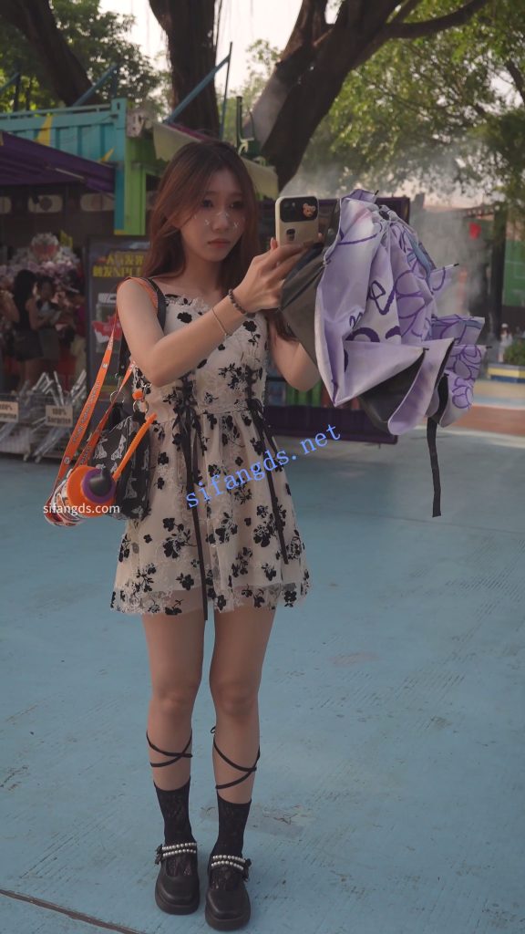 【永久专享】(BC-AA-580)吊带花裙小姐姐逛街..抬腿拿东西CD蕾丝边粉内【1V】【245M】