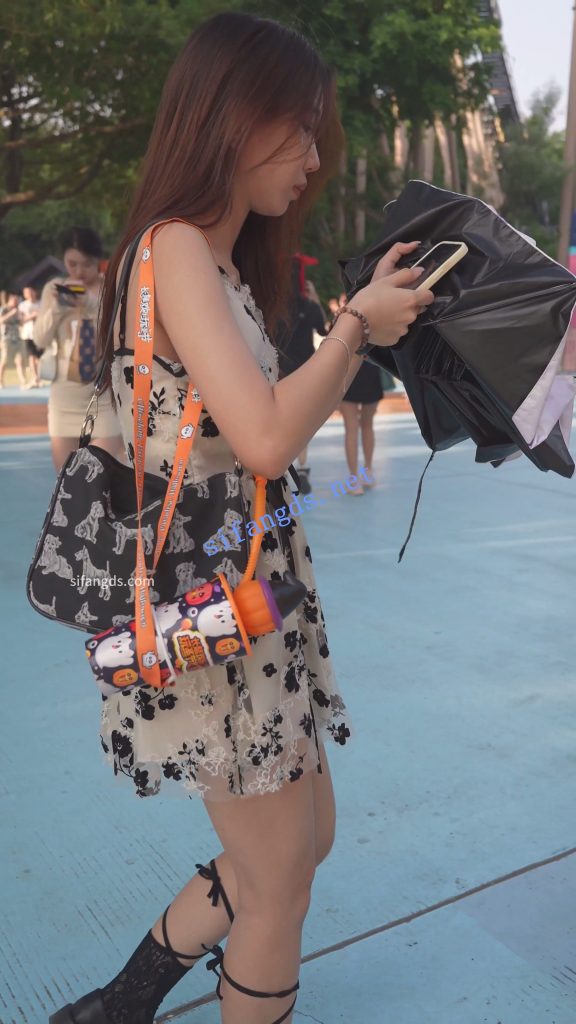 【永久专享】(BC-AA-580)吊带花裙小姐姐逛街..抬腿拿东西CD蕾丝边粉内【1V】【245M】