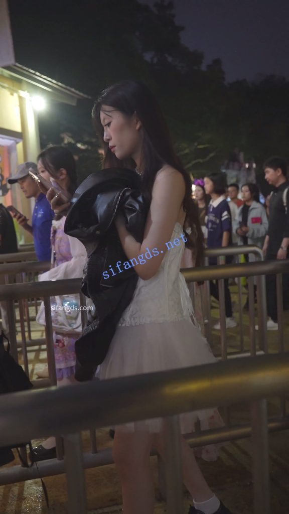 【永久专享】(BC-AA-581)游乐园抄底蕾丝白裙小姐姐..无痕粉内屁股光滑【1V】【241M】