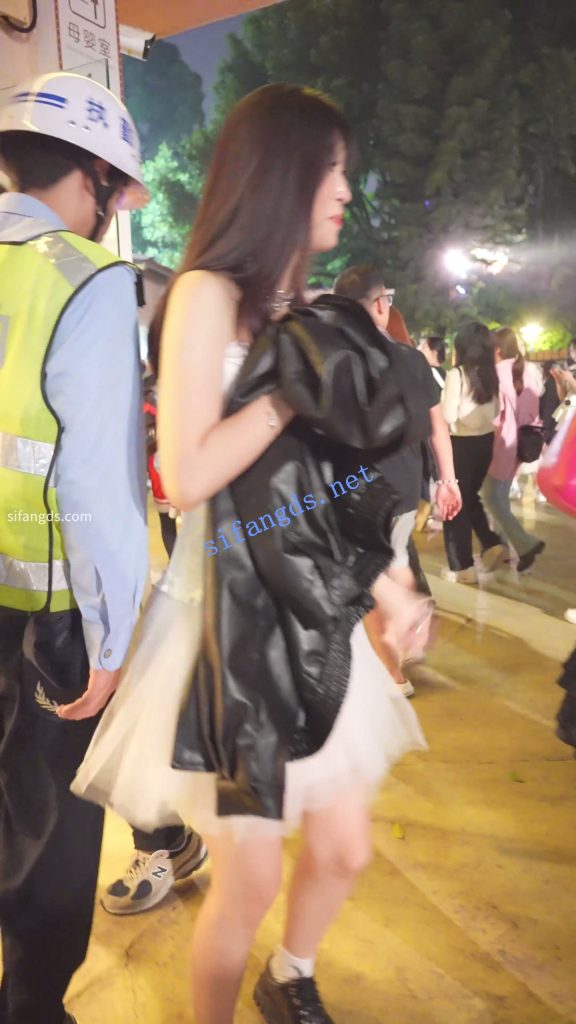 【永久专享】(BC-AA-581)游乐园抄底蕾丝白裙小姐姐..无痕粉内屁股光滑【1V】【241M】