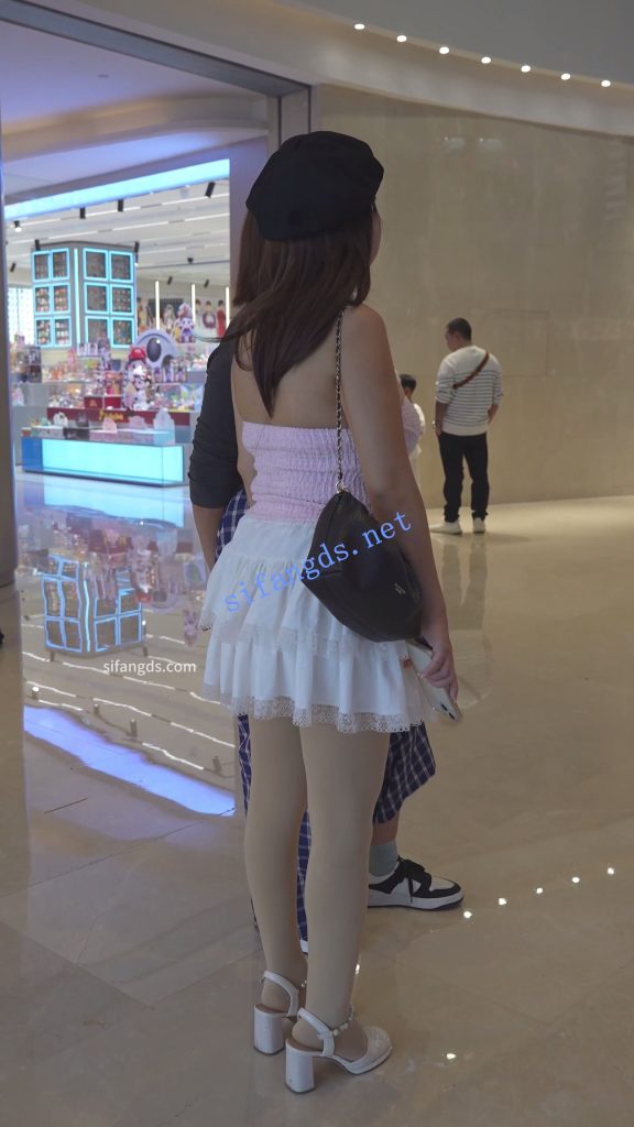 【永久专享】(BC-AA-585)蕾丝裙骚妇聚会..厚丝袜居然开裆..扶梯CD粉内【1V】【477M】