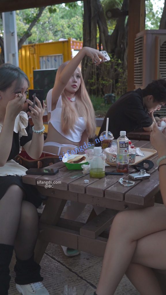 【永久专享】(BC-SSS-093)⭐极品吊带袜骚货..CK内裤外露.坐过山车拍手机飞了【1V】【1.98G】