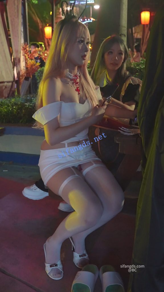 【永久专享】(BC-SSS-093)⭐极品吊带袜骚货..CK内裤外露.坐过山车拍手机飞了【1V】【1.98G】