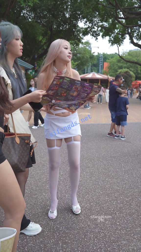 【永久专享】(BC-SSS-093)⭐极品吊带袜骚货..CK内裤外露.坐过山车拍手机飞了【1V】【1.98G】