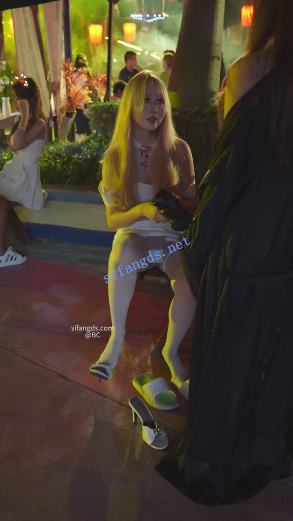 【永久专享】(BC-SSS-093)⭐极品吊带袜骚货..CK内裤外露.坐过山车拍手机飞了【1V】【1.98G】