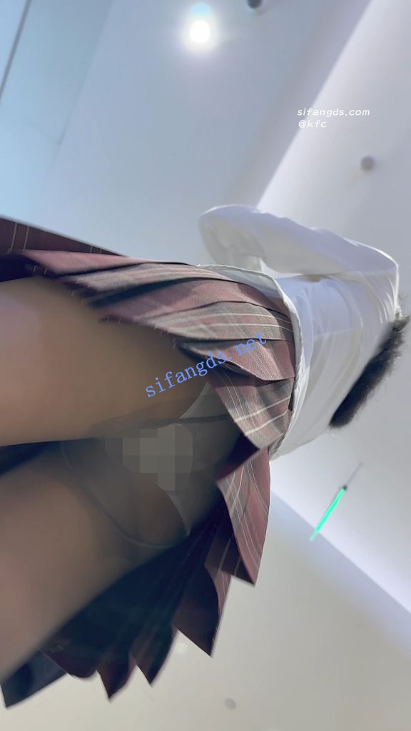 【永久专享】【KFC】JK制服学生妹逛街专注玩手机·灰色丝袜白内前后CD【1V】【408M】