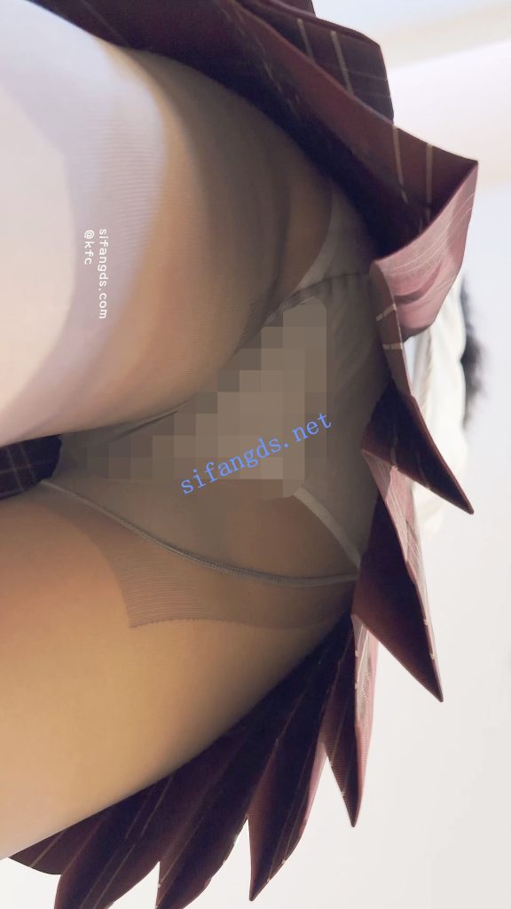 【永久专享】【KFC】JK制服学生妹逛街专注玩手机·灰色丝袜白内前后CD【1V】【408M】