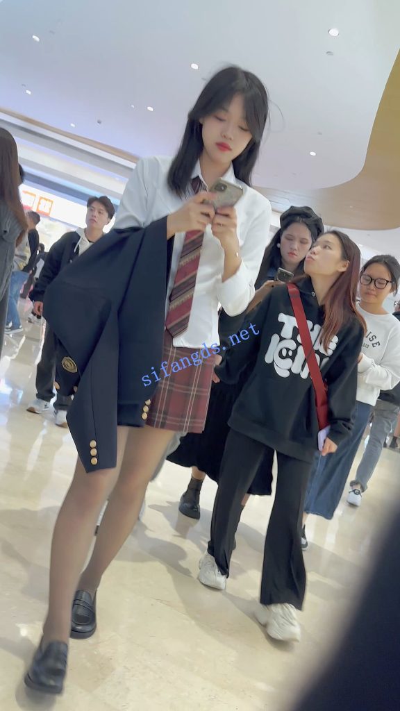 【永久专享】【KFC】JK制服学生妹逛街专注玩手机·灰色丝袜白内前后CD【1V】【408M】