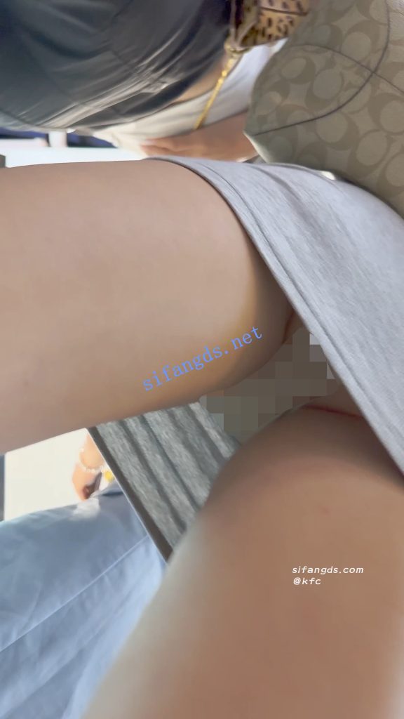 【永久专享】【KFC】包臀裙少妇逛街买奶茶·丰满身材白内前后CD盯着相机【1V】【195M】