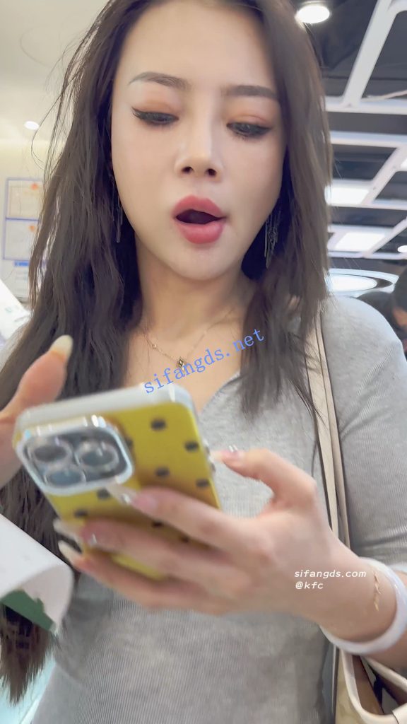 【永久专享】【KFC】包臀裙少妇逛街买奶茶·丰满身材白内前后CD盯着相机【1V】【195M】