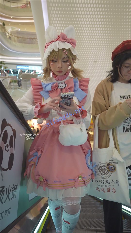 【永久专享】【xxn-315】第五人格cos萌妹拍抖音..蕾丝边黄内+桌下视角【1V】【1.31G】