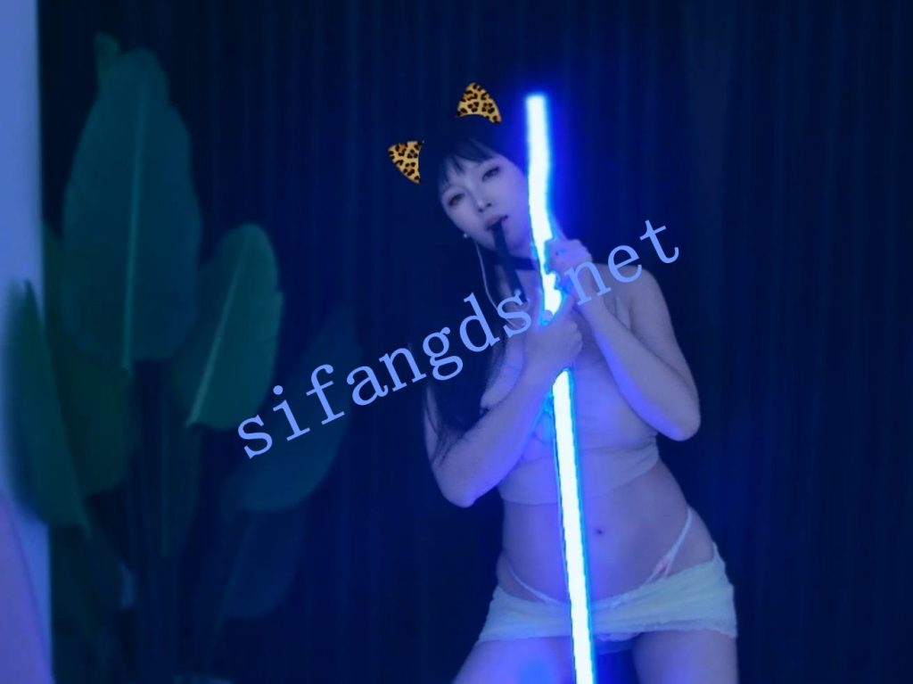 【畅聊】洋芋(黎小胖) 包臀丁字裤丝袜 口手指漏内等【36V】【4.67G】