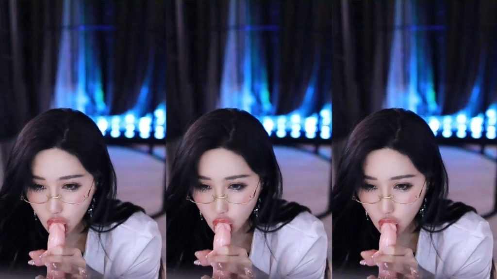 【虎牙重磅】桃一！OL职业装道具裸舞插逼！首发！无水印版【1V】【1.95G】