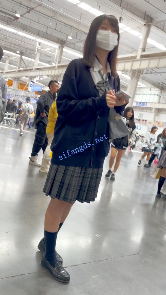 【永久专享】【KFC】两个JK制服学生妹·肉丝袜可爱内·白色骚窄内一箭双雕【1V】【810M】