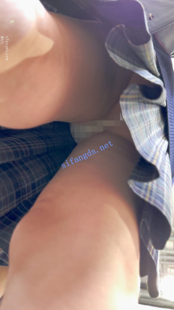 【永久专享】【KFC】两个JK制服学生妹·肉丝袜可爱内·白色骚窄内一箭双雕【1V】【810M】