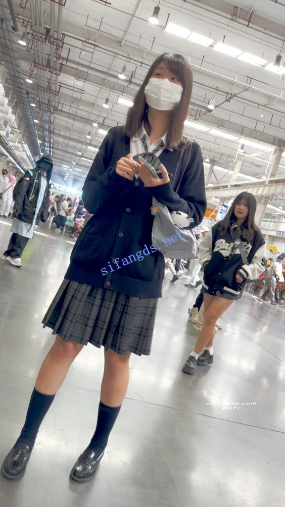 【永久专享】【KFC】两个JK制服学生妹·肉丝袜可爱内·白色骚窄内一箭双雕【1V】【810M】