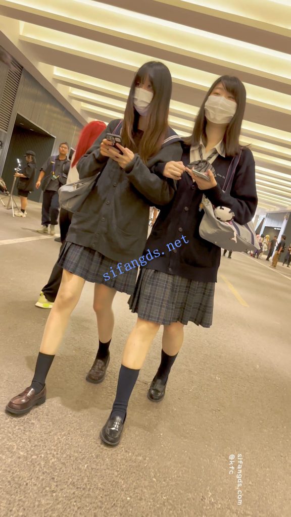【永久专享】【KFC】两个JK制服学生妹·肉丝袜可爱内·白色骚窄内一箭双雕【1V】【810M】
