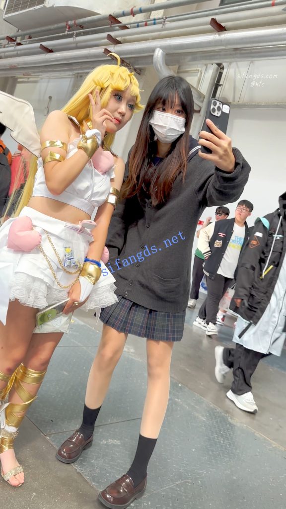 【永久专享】【KFC】两个JK制服学生妹·肉丝袜可爱内·白色骚窄内一箭双雕【1V】【810M】