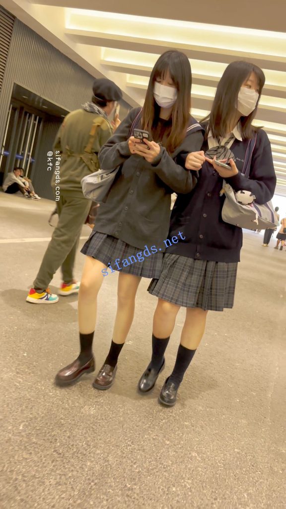 【永久专享】【KFC】两个JK制服学生妹·肉丝袜可爱内·白色骚窄内一箭双雕【1V】【810M】