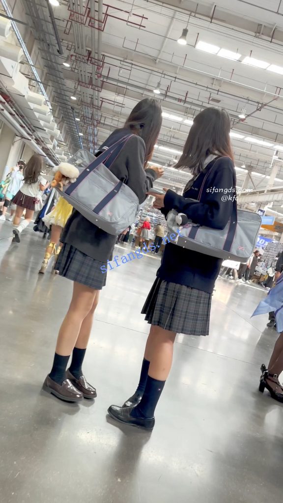 【永久专享】【KFC】两个JK制服学生妹·肉丝袜可爱内·白色骚窄内一箭双雕【1V】【810M】