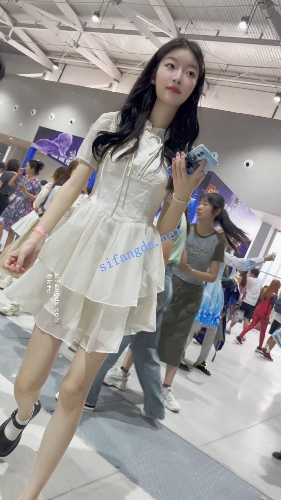 【永久专享】【KFC】白色长裙学生妹独自逛街·白色内内前后CD【1V】【738M】